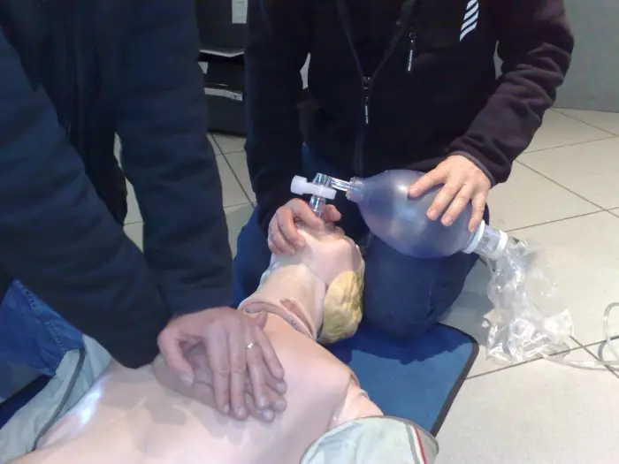 Massage cardiaque externe et oxygénothérapie Massage cardiaque externe et oxygénothérapie